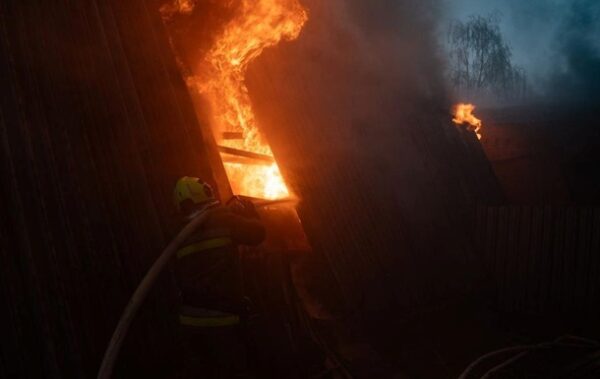 У Харкові після вибухів спалахнула пожежа