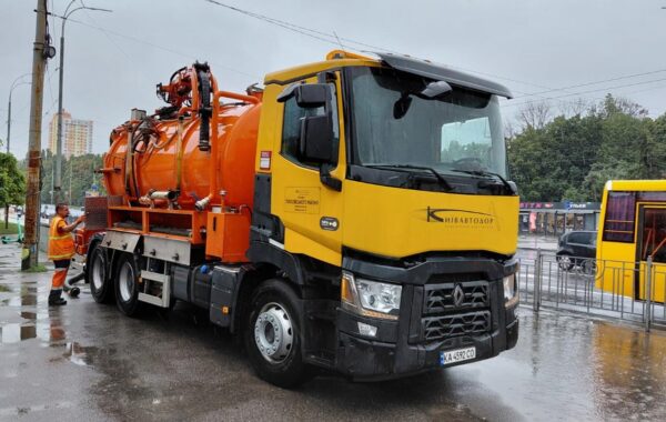 У Києві через залпові зливи затопило вулиці