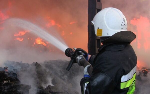 У Києві після удару БПЛА горить дах будівлі