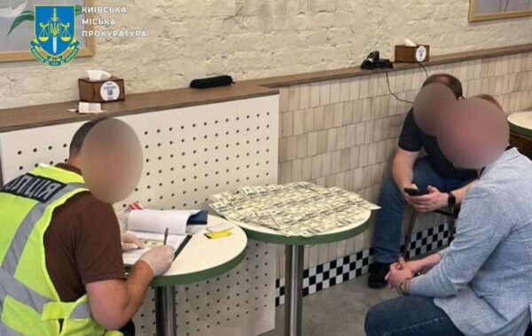 У Києві працівника суду за гроші “допомагав” колегам оновити дані в ТЦК