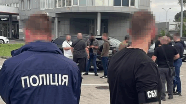 У Києві правохоронці перевіряють офіси, авто і документи громадян