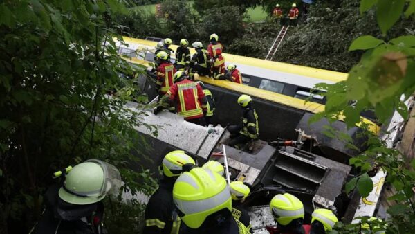 У Німеччині з рейок зійшов потяг: є загиблі