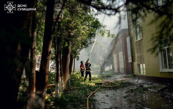 У Сумах росіяни повторно вдарили по місцю, де працювали рятувальники