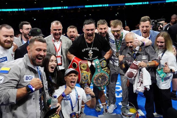 Усик прибув до України після перемоги в реванші