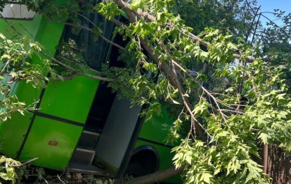 “Водію стало зле”: в Харкові автобус потрапив в ДТП, є потерпілі