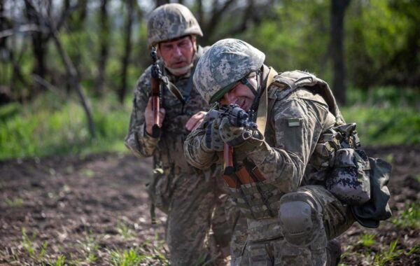 Зеленський схвалив військові контракти 60+