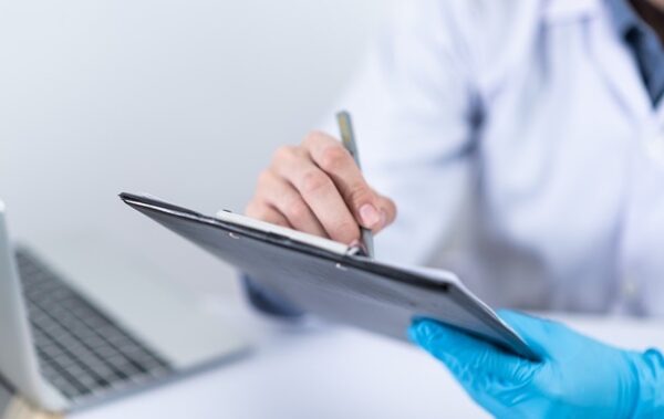 Часте використання ШІ знижує уважність лікарів – дослідження