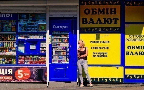 Новини бізнесу - Курси долара і євро впали в обмінниках