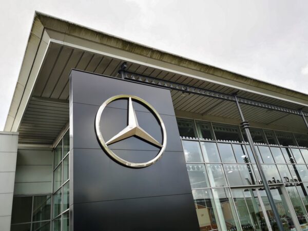 Mercedes-Benz позбувся 3,8% акцій Nissan – ЗМІ