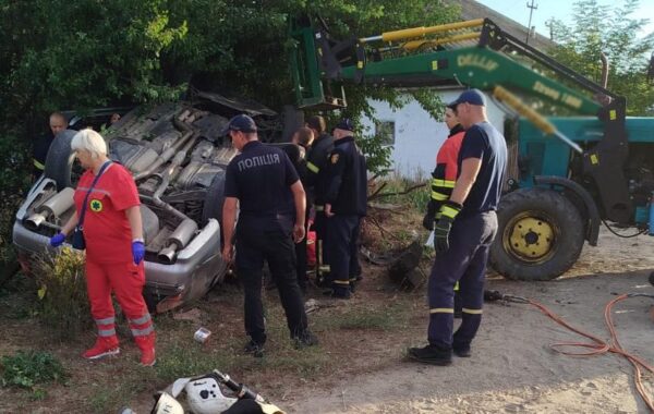 На Одещині п&rsquo;яний водій врізався в дерево: є загиблий і потерпілі