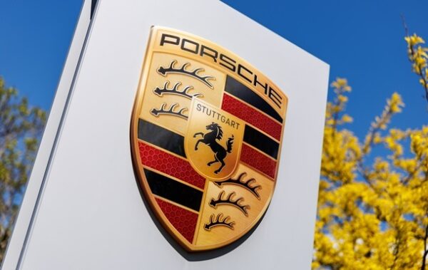 Porsche визнала перехід на електромобілі передчасним