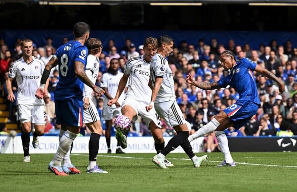 Рефері матчу Челсі-Фулгем закрив очі на одну гру рукою, допомігши другій