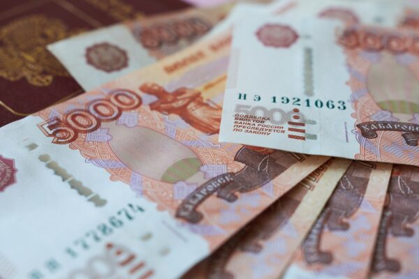 Росіяни масово виносять готівку з банків через перебої з інтернетом