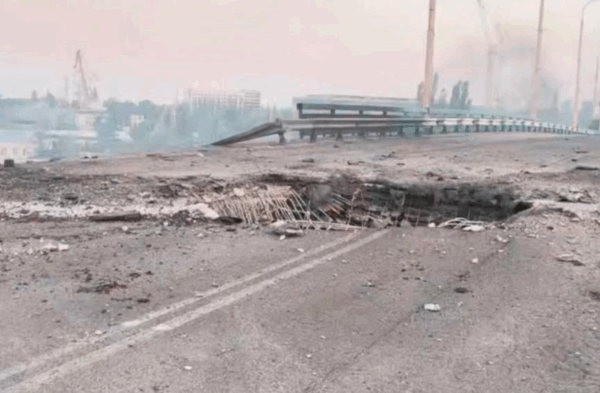 Росіяни знову вдарили КАБами по мосту в Херсоні