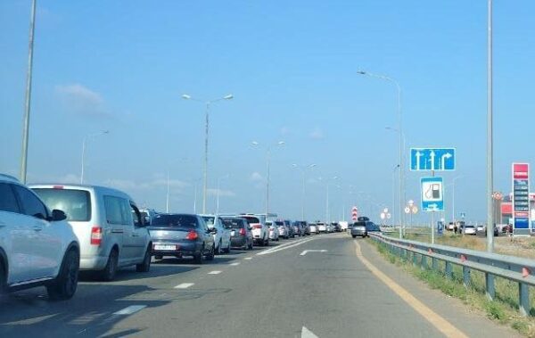 Ситуація в Криму: без зв&rsquo;язку і черга на міст