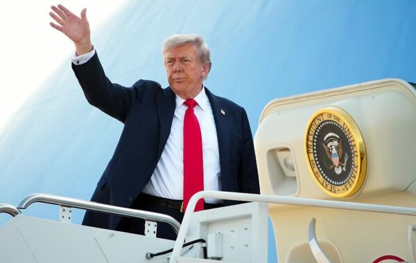 Трамп вилетів на Аляску на зустріч з Путіним