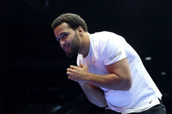 Тренер Ітауми оцінив шанси свого боксера у бою з Усиком