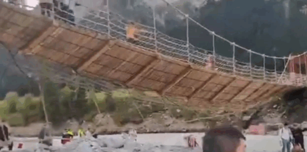 У Китаї обірвався підвісний міст: п&rsquo;ятеро загиблих