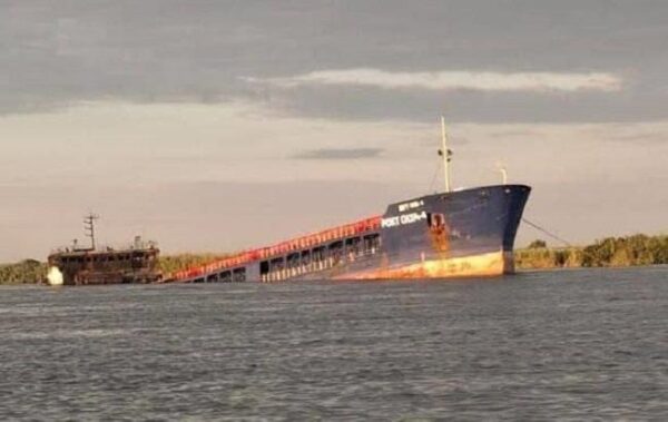 У мережі показали фото атакованого судна на Каспії