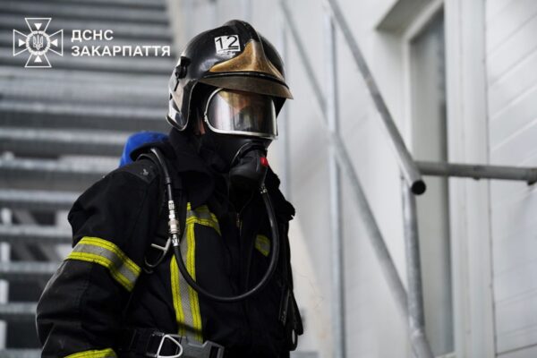 У Мукачево на третю добу загасили пожежу після удару РФ