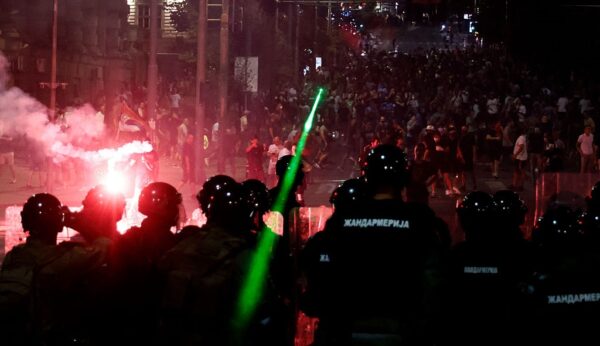 У Сербії протестувальники підпалили офіс партії Вучича