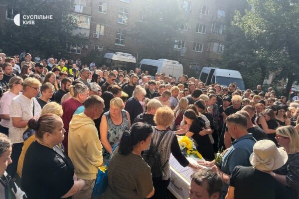 В Києві проводжають в останню дворічну Ангеліну та її маму