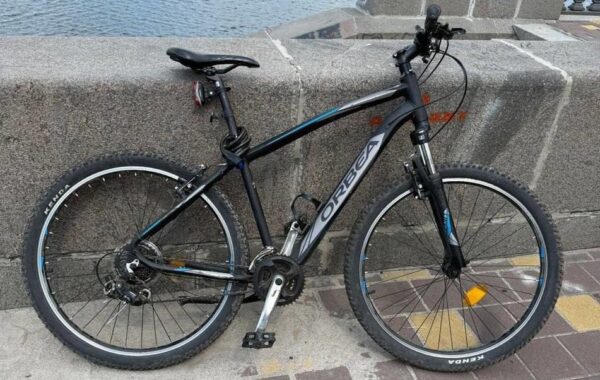 В Києві зіткнулися два велосипедисти: один з них потрапив під колеса авто