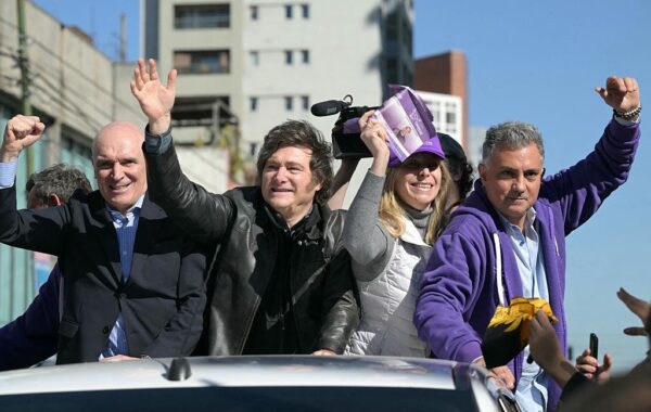 В передмісті Буенос-Айреса натовп закидав камінням Мілея