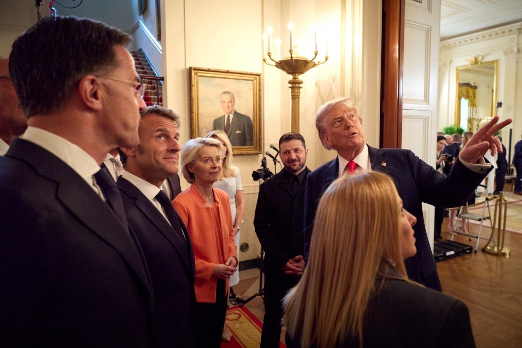 Новини світу - Зеленський передав Трампу ключку для гри у гольф від українського воїна