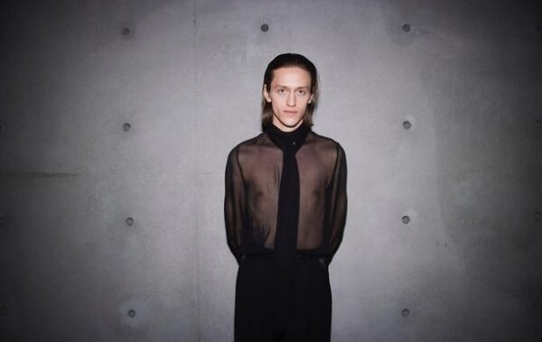 Зірка “Венздей” після секс-скандалу працює швейцаром у барі США