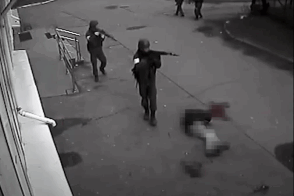 ЗМІ показали нові кадри розстрілу цивільного в Бучі та мародерства армії РФ