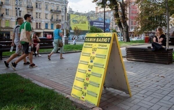 Долар завершує тиждень зростанням в обмінниках