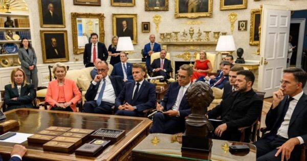 FT: Лідери ЄС у Парижі обговорять відправку військ