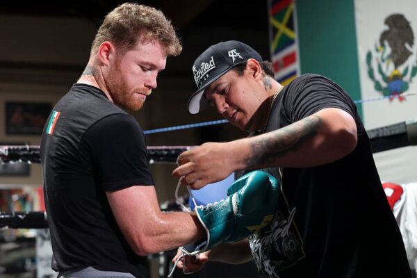 Гучна обіцянка: тренер Альвареса впевнений у перемозі над Кроуфордом