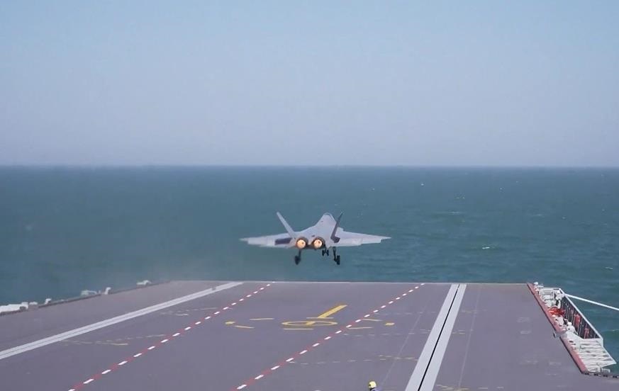 Новини світу - Китай уперше показав зліт винищувача J-15T з авіаносця Фуцзянь