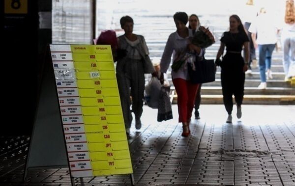 Курс долара в Україні впав третій день поспіль