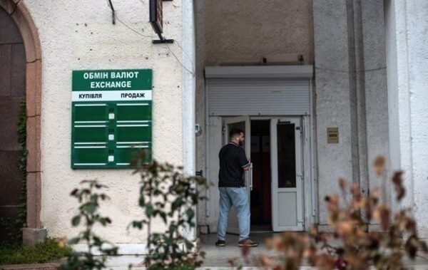 Курси долара і євро знижуються в обмінних пунктах