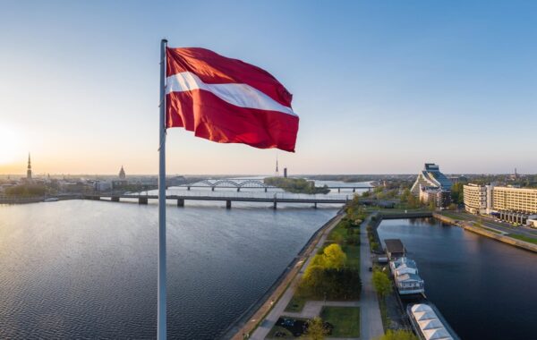 Латвія вимагає від понад 840 росіян покинути країну