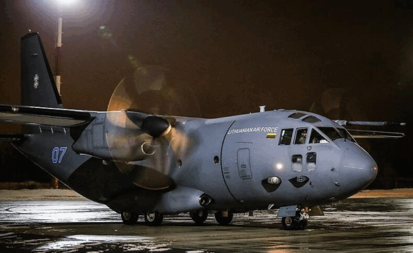 Літак з президентом Литви не міг приземлитися через повідомлення про дрон