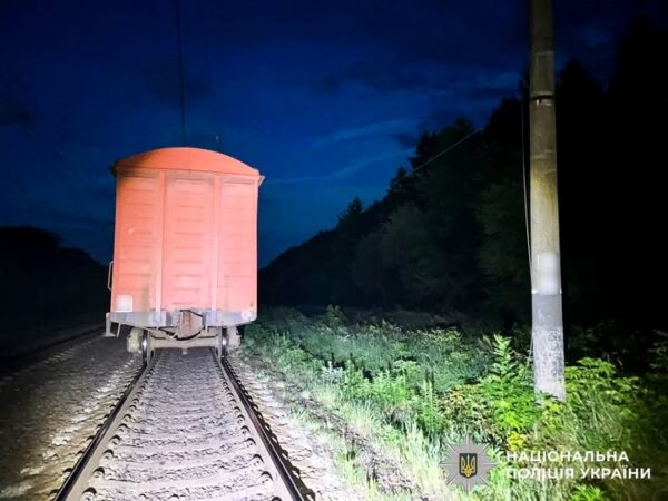 На Рівненщині потяг переїхав 14-річну дівчину, яка лягла на колію