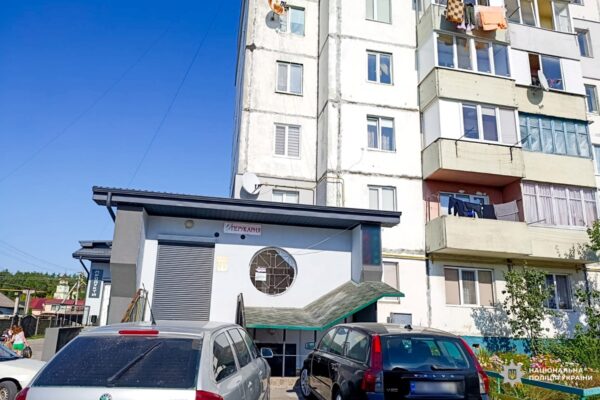 На Рівненщині трирічна дитина випала з шостого поверху