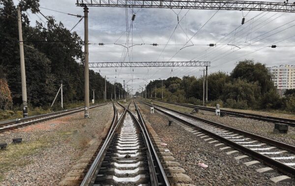 Під Києвом пасажирський поїзд на смерть збив пенсіонерку
