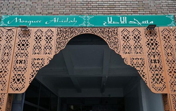 Під мечетями Парижа виявлені свинячі голови з написом “Макрон”