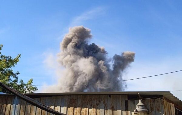 Потужні прильоти у Донецьку: над містом видно дим