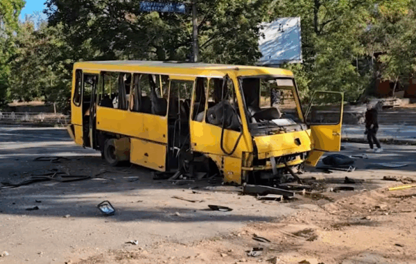 Росіяни обстріляли Херсон: влучили в маршрутку