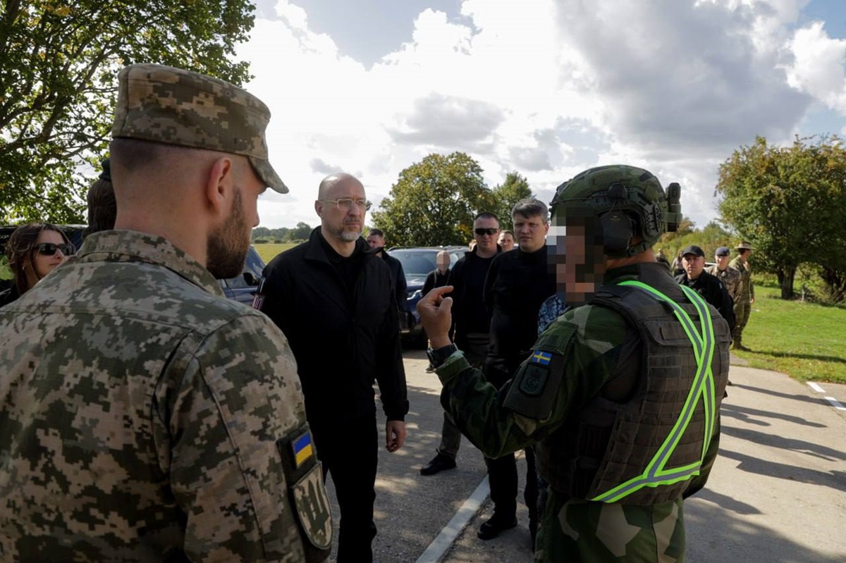 Новини України - Шмигаль відвідав полігон у Британії, де навчають українських військових