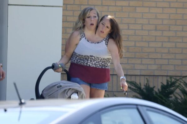 Сіамські близнючки Еббі та Бріттані вперше стали мамами – ЗМІ