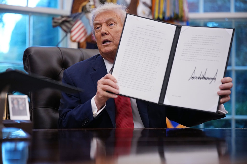 Новини бізнесу - Трамп оголосив нові мита на імпорт ліків, вантажівок і меблів