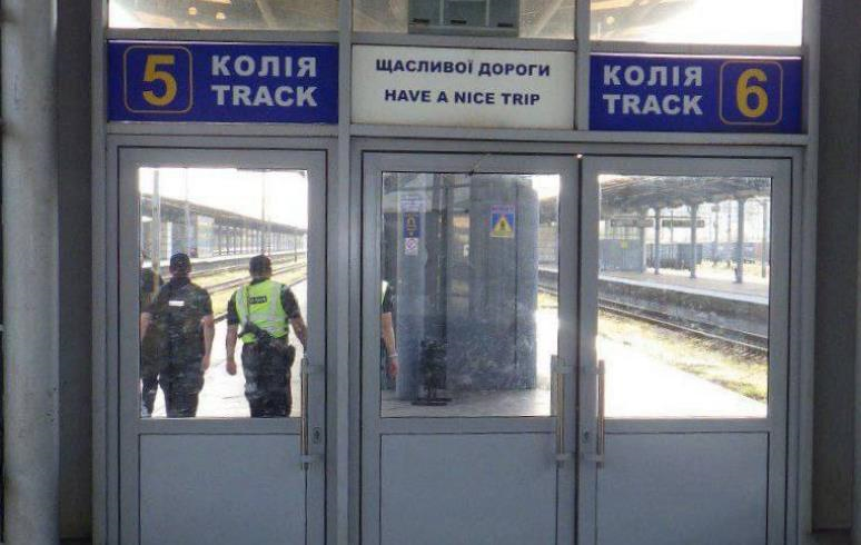 Новини Києва - У Києві помер чоловік, якого уразило струмом на даху електропотягу