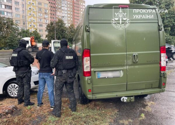 У Києві жінка продавала автомобілі, ввезені для ЗСУ